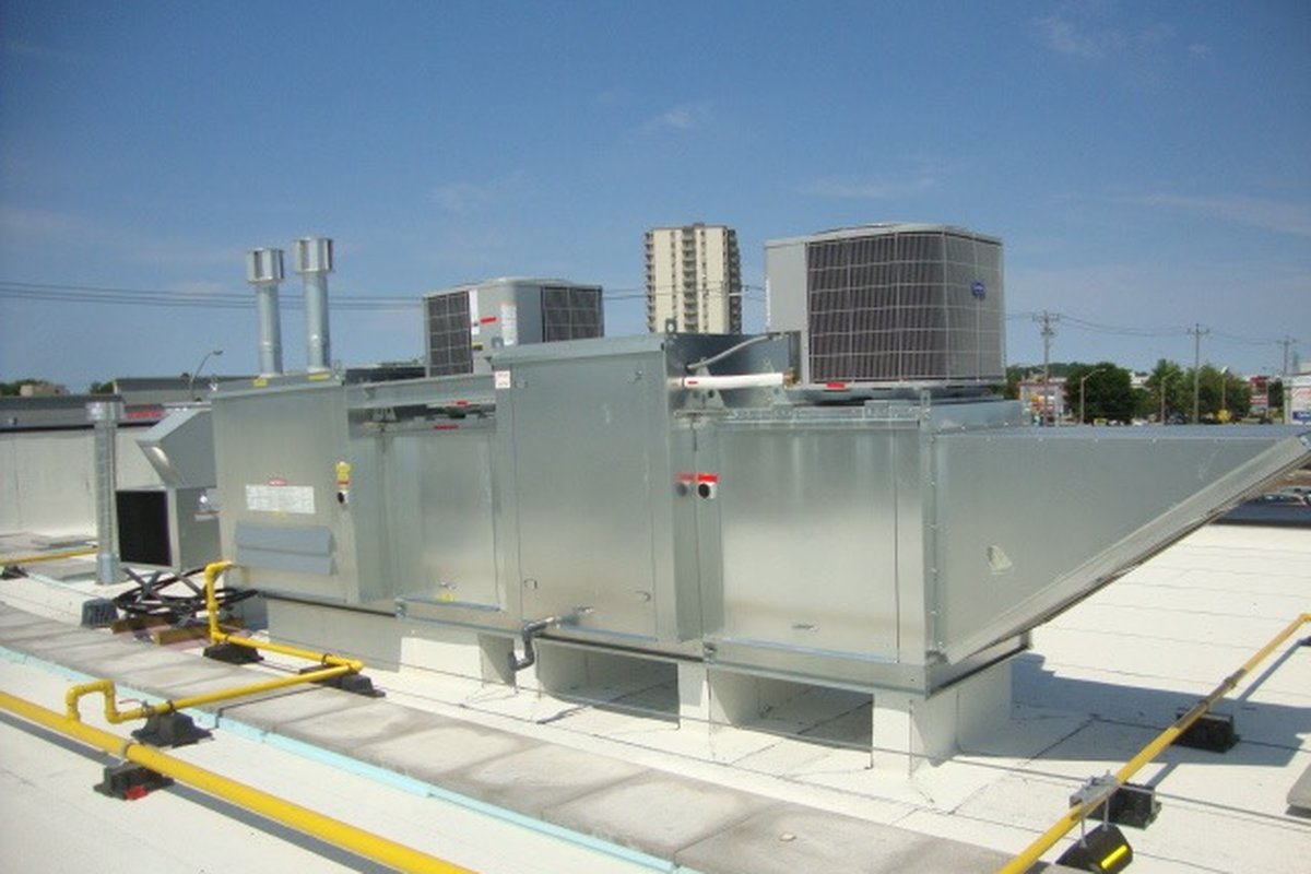 Rooftop air handling unit with condensing units and gas piping